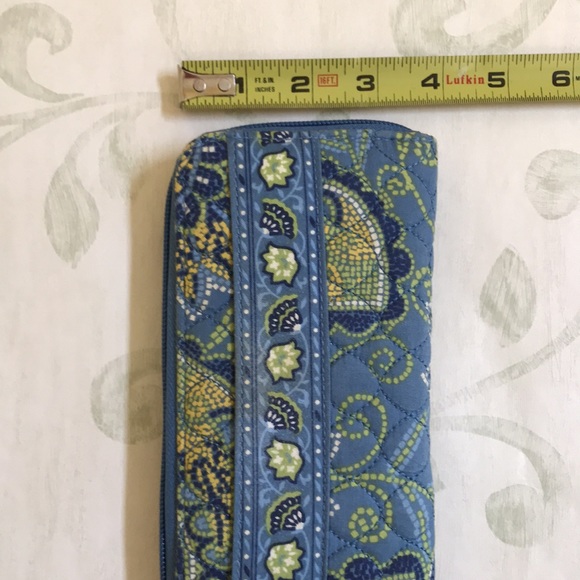 2/$15 Liz Claiborne quilted wallet - Picture 6 of 6
